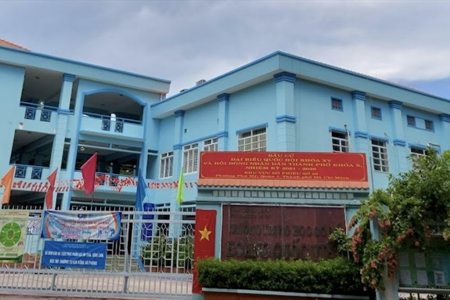 Trường THCS Hoàng Quốc Việt (quận 7, TPHCM) - nơi xảy ra vụ việc nữ giáo viên uống thuốc ngủ tự tử. Ảnh: NT.