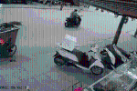 Clip: Thanh niên chạy xe máy thông chốt, tông CSGT ngã văng ra đường