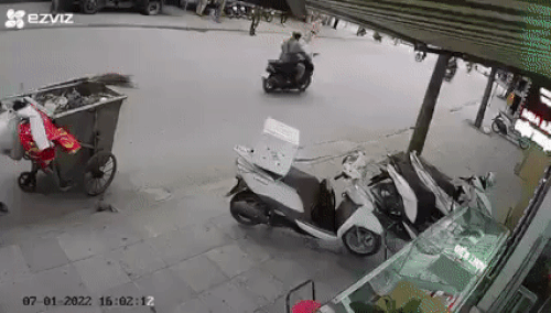 Clip: Thanh niên chạy xe máy thông chốt, tông CSGT ngã văng ra đường