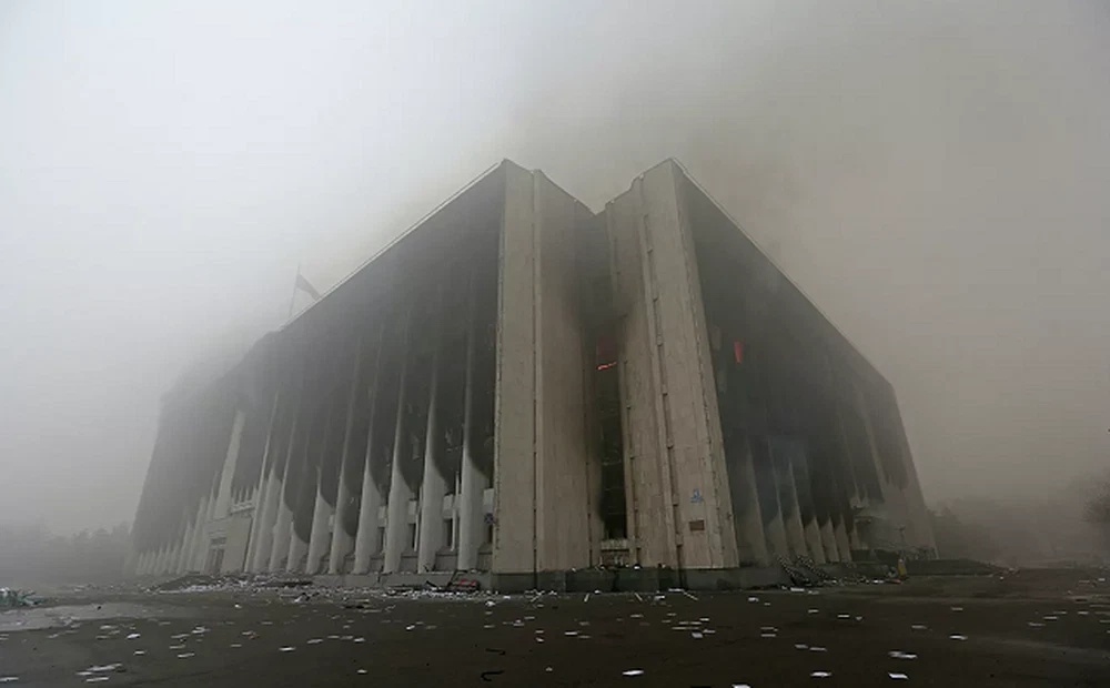 Tòa nhà thị chính bị đốt cháy ở Almaty, Kazakhstan.