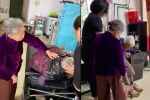 Cụ bà 91 tuổi đưa em gái 81 tuổi đi gội đầu: Những lời chia sẻ khiến con cháu 'cay mắt'
