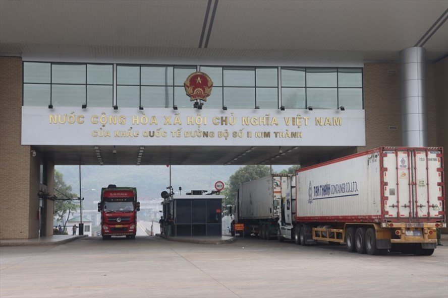 Từ ngày 12.1.2021, hàng hóa, trái cây trong đó có thanh long có thể xuất khẩu qua cửa khẩu Kim Thành II (Lào Cai) sang Trung Quốc. Ảnh: TL