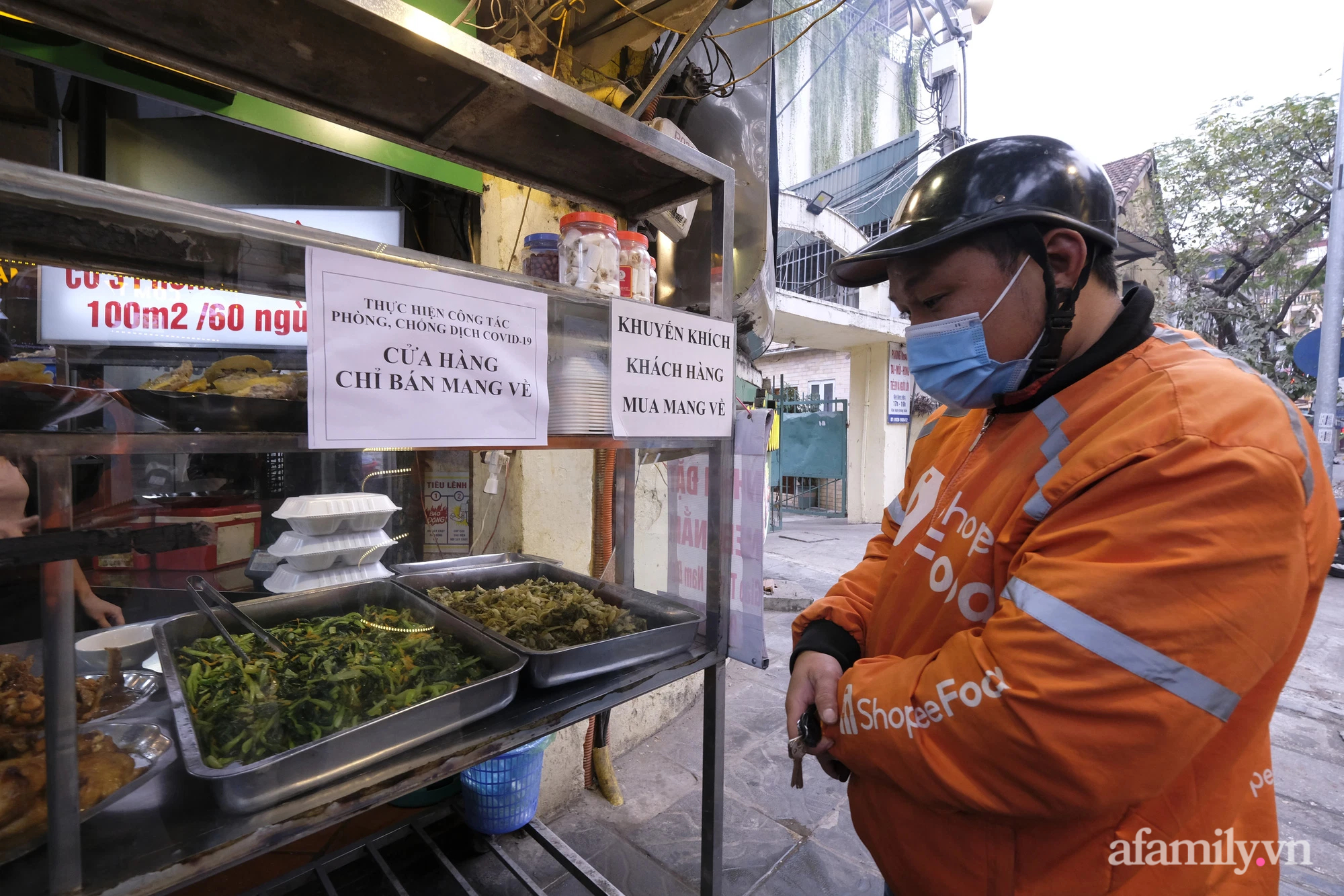 Nhiều ý kiến cho rằng đến lúc Hà Nội nên dừng cấm hoạt động bán ăn uống tại chỗ tại quận, huyện "vùng cam" chưa?
