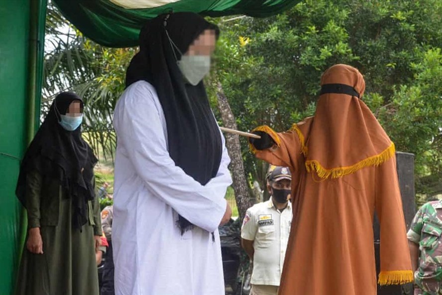 Người phụ nữ Indonesia công khai chịu hình phạt roi. Ảnh: AFP.