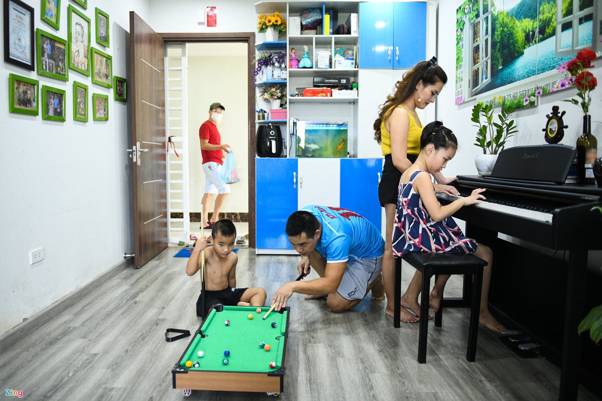 Một gia đình ở Hà Nội trong những ngày giãn cách xã hội. Ảnh: Thạch Thảo.