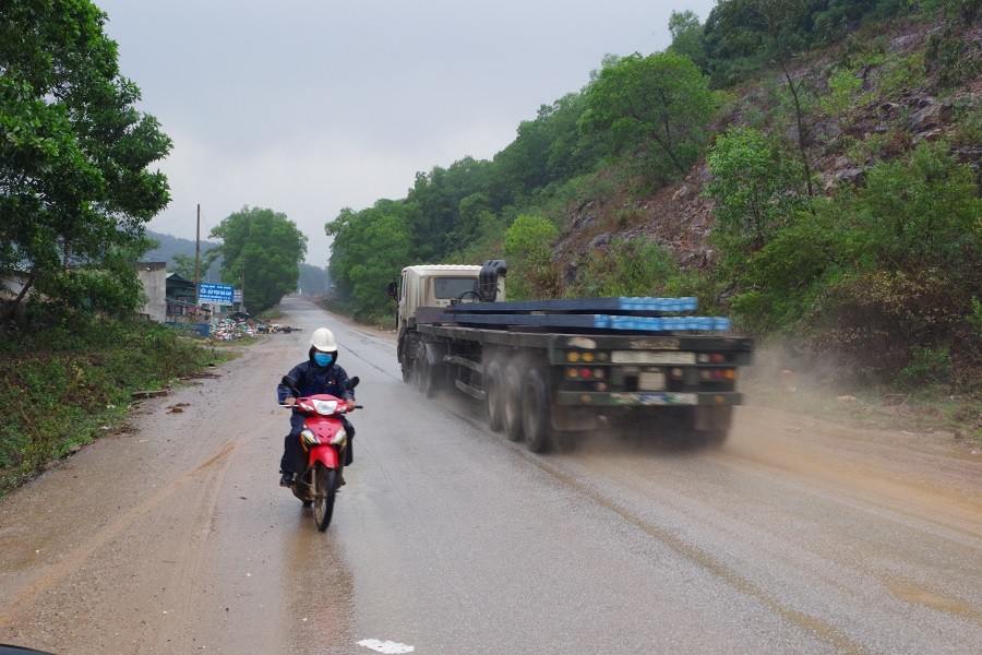 Nhiều xe cơ giới trọng tải lớn thường xuyên di chuyển qua khu phố Liên Sơn.