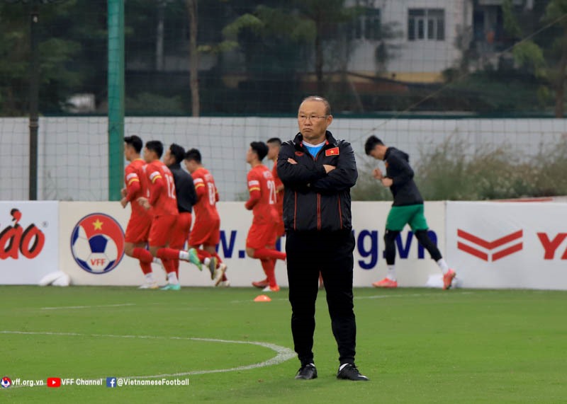 Huấn luyện viên Park Hang-seo và tuyển Việt Nam trong buổi tập ngày 13/1. Ảnh: VFF.