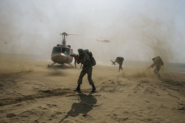 Binh sỹ Iran thực hiện đổ bộ từ trực thăng. Ảnh: Twitter