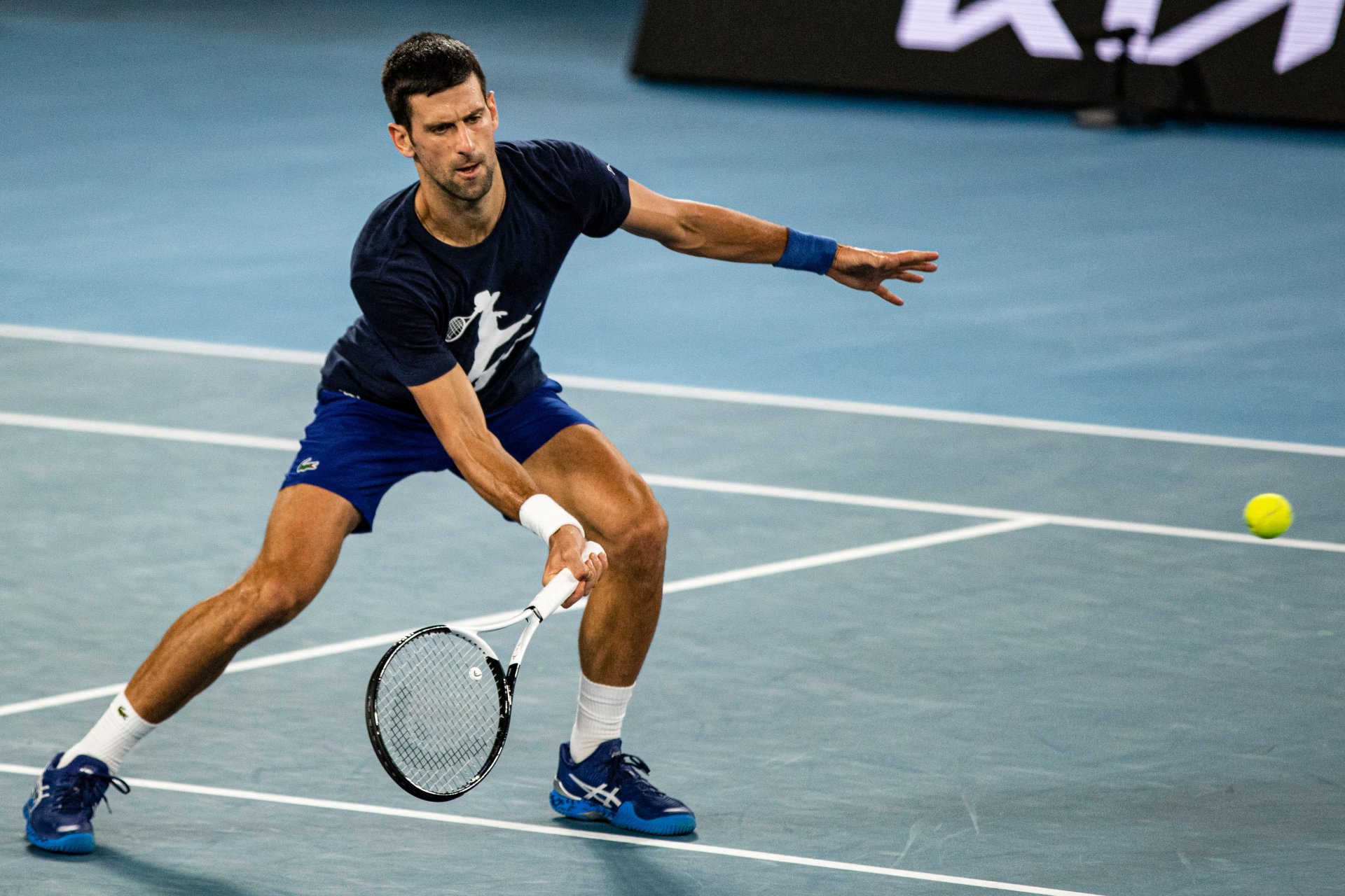 Sau khi thắng kiện tại tòa án, Djokovic đã được phép rời khỏi trung tâm giam giữ và nhập cảnh để tham dự giải Australia Open. Quyết định hủy visa từ chính phủ Australia có thể khiến Djokovic bị trục xuất. Ảnh: Reuters.