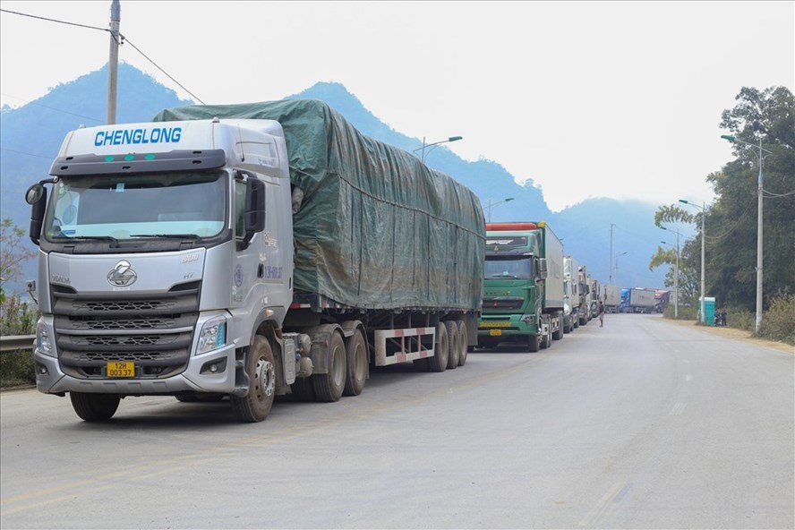 Container xếp dài hàng km chờ thông quan tại cửa khẩu Tân Thanh (Lạng Sơn) ngày 14.12.2021. Ảnh: Trần Tuấn