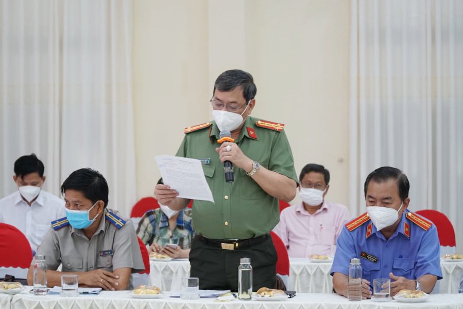 Đại tá Văn Công Minh phát biểu tại buổi họp báo. Ảnh: A.L.