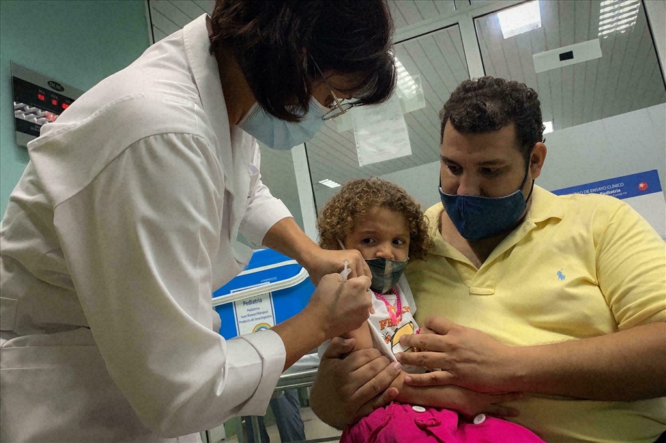 Cuba là quốc gia đầu tiên trên thế giới tiêm chủng đại trà vaccine ngừa COVID-19 do nước này tự phát triển cho trẻ em từ 2 tuổi trở lên. Ảnh: AFP.