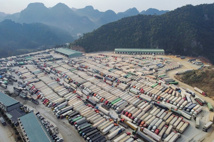 Hàng ngàn xe container chở hàng hóa ùn ứ tại các cửa khẩu ở Lạng Sơn. Ảnh: Minh Tùng.
