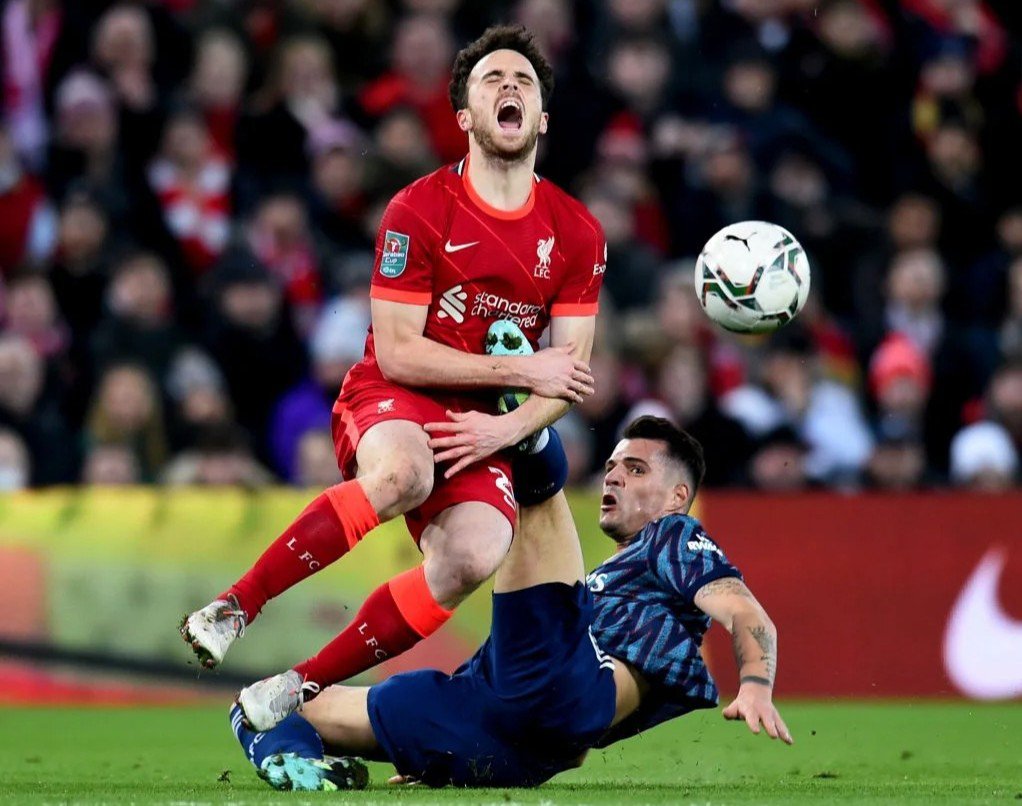 Thẻ đỏ của Xhaka đẩy Arsenal chìm sâu vào cơn khủng hoảng lực lượng. Ảnh: Reuters.
