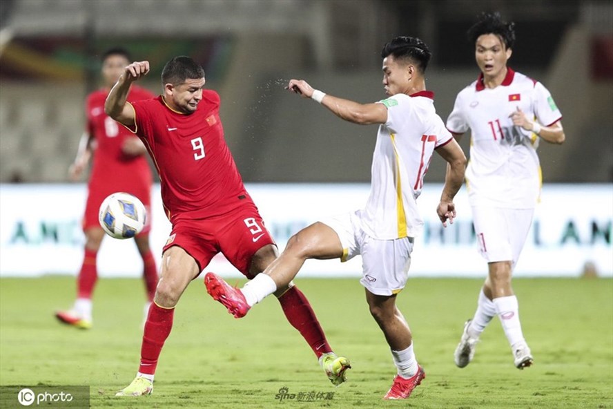 Tiền đạo nhập tịch Elkeson sẽ khó lòng thi đấu cho tuyển Trung Quốc ở trận tái đấu tuyển Việt Nam sắp tới. Ảnh: Sohu.