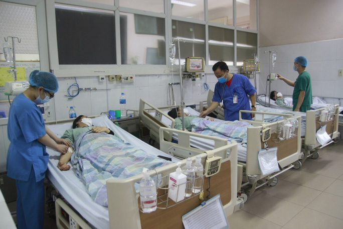 Các bác sĩ Bệnh viện Bãi Cháy điều trị cho 4 bệnh nhân bị ngộ độc củ nần - Ảnh: Bệnh viện cung cấp.