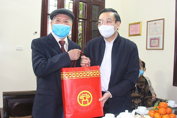 Chủ tịch UBND Thành phố Chu Ngọc Anh tặng quà, chúc Tết ông Nguyễn Văn Đại, cán bộ lão thành cách mạng
