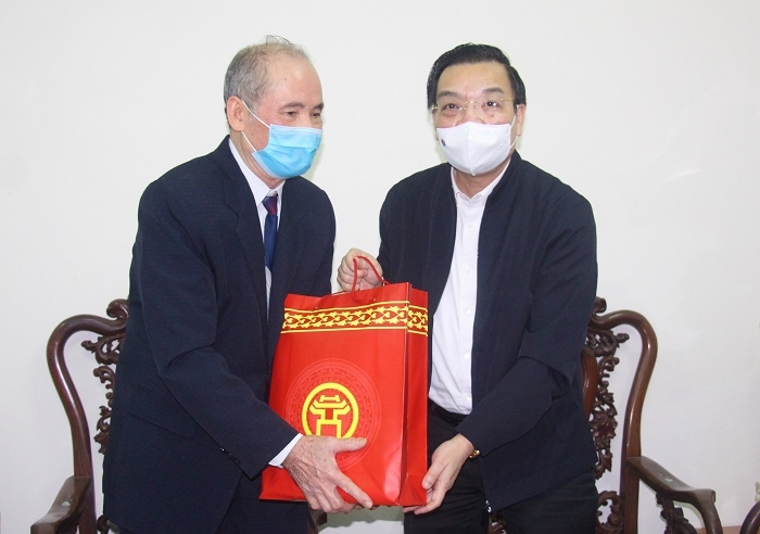 Chủ tịch UBND Thành phố Chu Ngọc Anh thăm, tặng quà Tết cho thương binh Lê Bá Hựu.