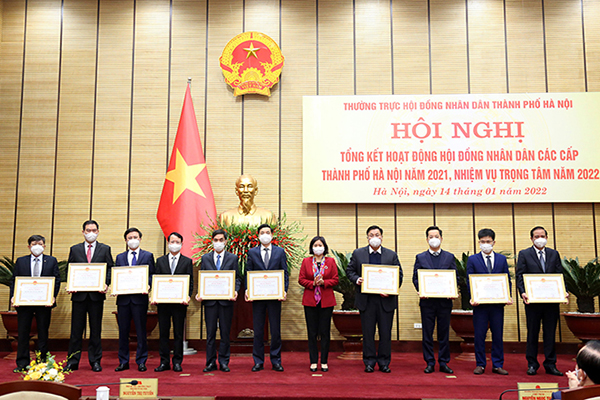 Phó Bí thư Thường trực Thành ủy Hà Nội Nguyễn Thị Tuyến trao Bằng khen của Chủ tịch UBND TP cho các tập thể có thành tích năm 2021