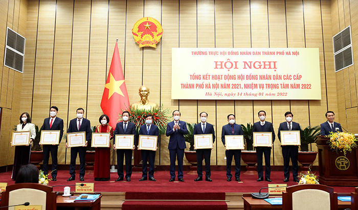 Chủ tịch HĐND TP Nguyễn Ngọc Tuấn trao Bằng khen của Chủ tịch UBND TP cho các tập thể.