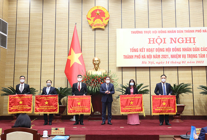Phó Chủ tịch Thường trực UBND TP Lê Hồng Sơn trao Cờ của UBND TP cho các đơn vị xuất sắc trong phong trào thi đua.