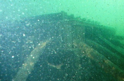  Phần còn lại của nguyên mẫu tàu sân bay băng chìm dưới hồ Patricia. Ảnh: Susan Langley.
