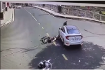 2 xe máy đâm nhau kinh hoàng khi phóng nhanh qua ngã tư, tài xế ôtô 'sốc' trước hiện trường vụ tai nạn