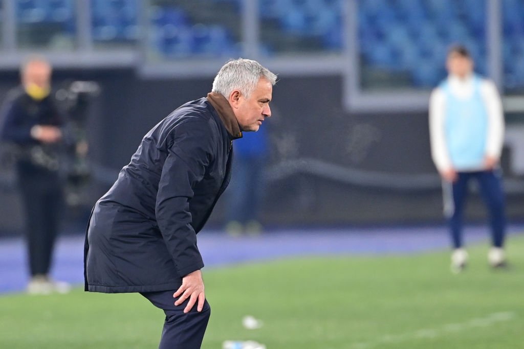 Mourinho liên tục căng thẳng trong trận đấu. Ảnh: Reuters.