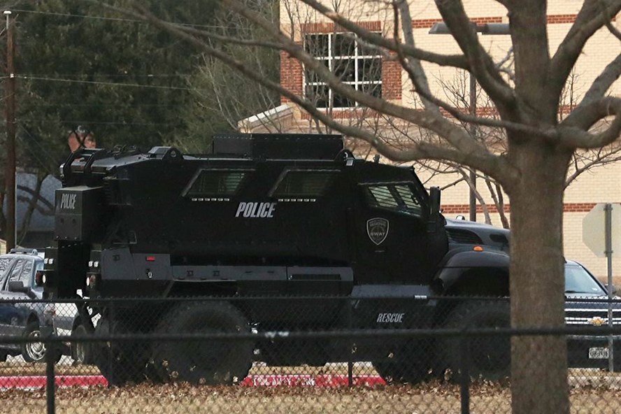 Xe của lực lượng thực thi pháp luật Mỹ tại hiện trường bắt giữ con tin ở giáo đường Do Thái Beth Israel ở Texas, Mỹ. Ảnh: Police