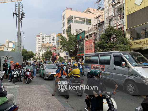 Dân tình tập trung đông đúc tại địa điểm shop của Trang Nemo gây tắc nghẽn.