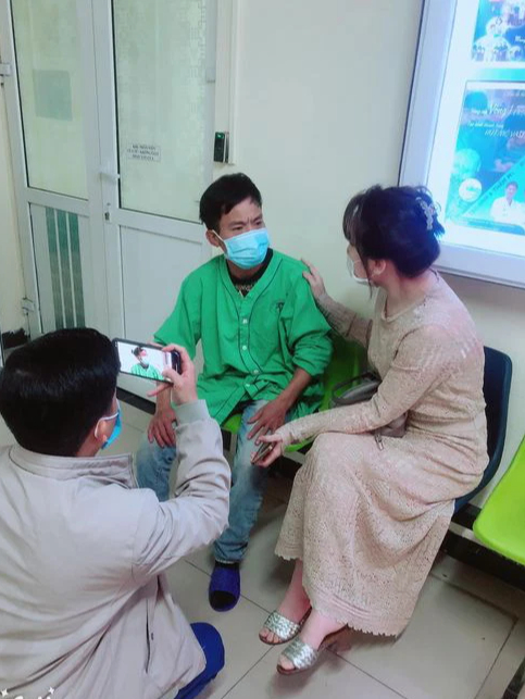 Anh Đỗ Hữu Chung, 38 tuổi, bố đẻ cháu A (người mặc áo anh) đã có mặt tại bệnh viện