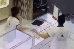 Video: Đang xem hàng, 2 thanh niên 'cuỗm' luôn 3 chiếc iPhone rồi chạy vụt mất trước sự bất lực của 2 nhân viên nữ