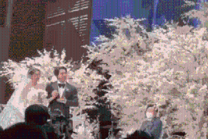 Siêu đám cưới Park Shin Hye: Lễ đường bao trùm bởi hoa tươi trắng tinh, cô dâu diện váy cưới khủng, Lee Min Ho nằm trong dàn khách mời