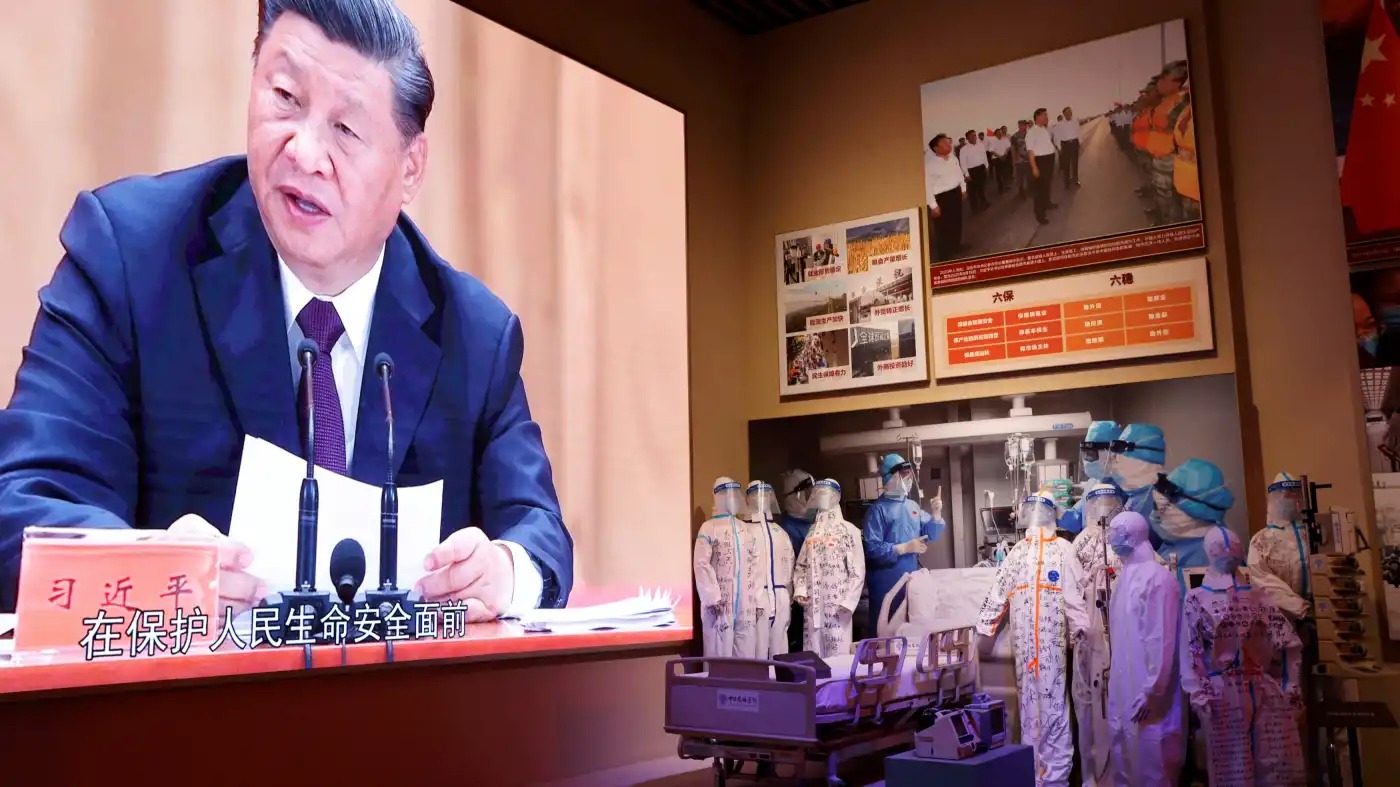 Chủ tịch Trung Quốc Tập Cận Bình được trưng bày trên màn hình bên cạnh triển lãm nhân viên y tế tại Bảo tàng đảng Cộng sản Trung Quốc ở Bắc Kinh.