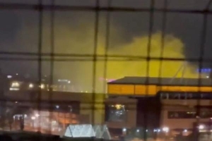 Cháy sân CLB ở giải Ngoại hạng Anh, lính cứu hỏa xuyên đêm dập lửa