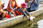 Thuê ghe ra giữa sông Sài Gòn thả cá tiễn ông Táo