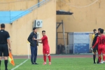 HLV đội Hà Nội lao vào sân bảo vệ học trò