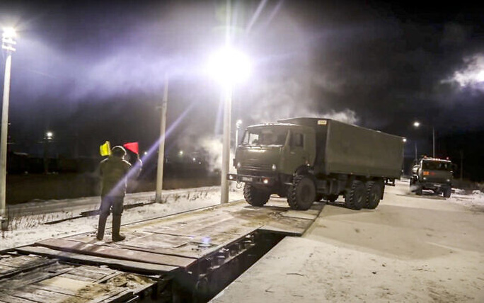 Phương tiện quân sự của Nga trên đường tham dự cuộc tập trận chung ở Belarus vào tháng 2. Ảnh: AP.