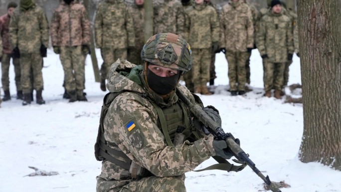 Binh lính các nước đồng minh NATO và Mỹ đnag trong tình trạng sẵn sàng hành động để đối phó với cuộc khủng hoảng Ukraine. Ảnh: AP.