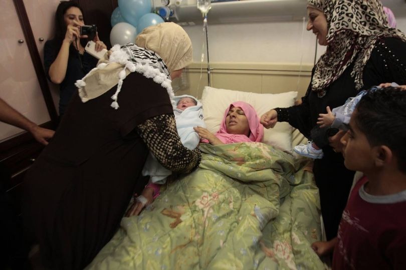 Vợ của Al-Qarawi vẫn sinh được 4 người con khỏe mạnh dù tên này vẫn đang trong tù. Ảnh  APA.