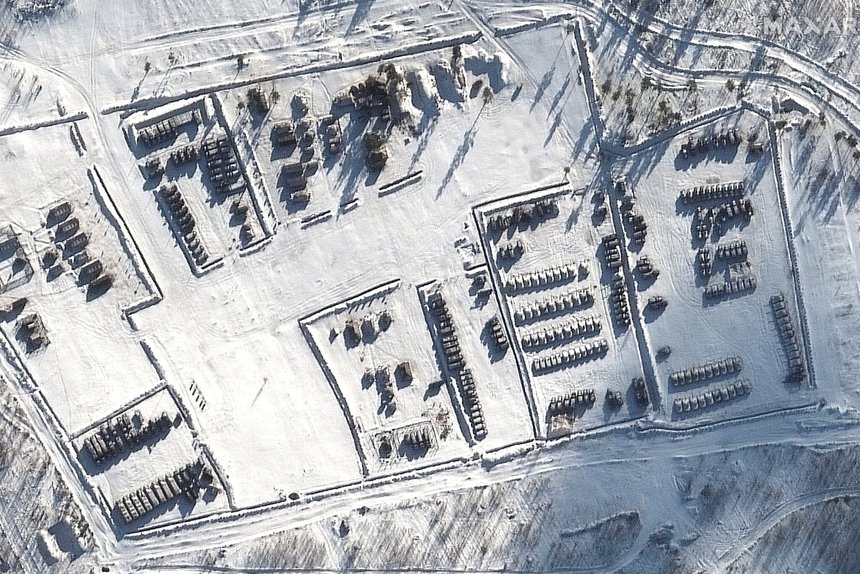 Hình ảnh vệ tinh cho thấy xe tăng của Nga trong tháng này gần Voronezh, phía tây nam nước Nga. Ảnh: Maxar.