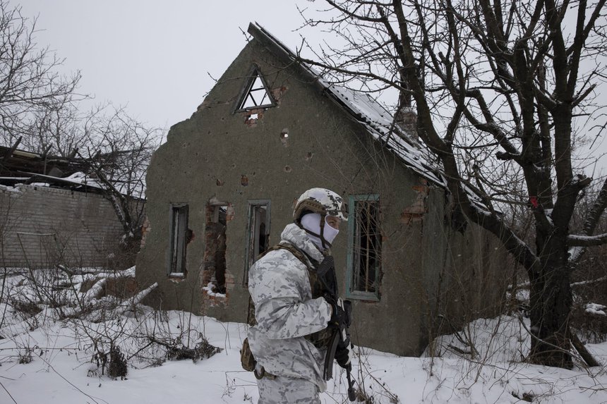 Một người lính Ukraine tại tiền tuyến ở Avdiivka vào hôm 23/1. Ảnh: New York Times.