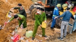 Lào Cai: Tiêu hủy 35.000 gói bánh kẹo và gần 1 tấn trứng gà non, chả cá