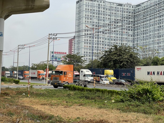 Loạn giao thông trên Xa lộ Hà Nội - Ảnh 7.