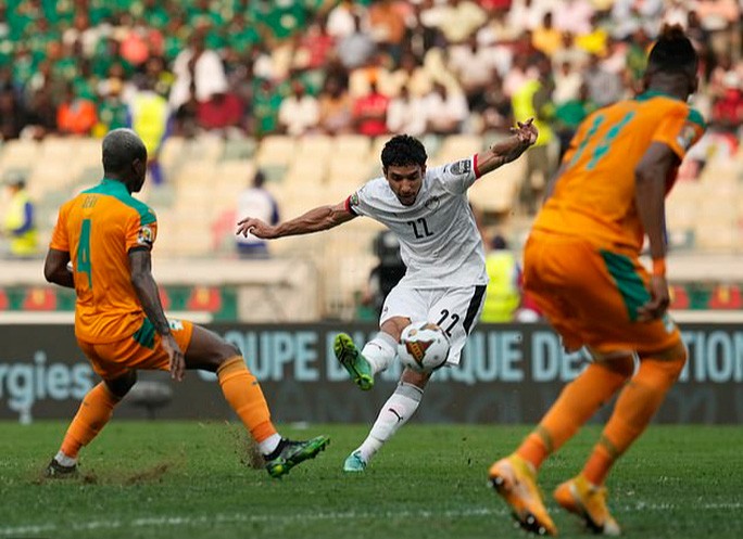 Omar Marmoush suýt xé lưới thủ môn Sangare phía Bờ Biển Ngà.