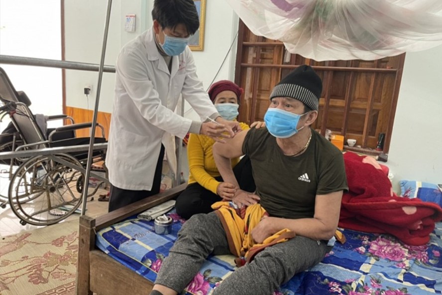 Tiêm vaccine phòng COVID-19 cho người dân tại nhà. Ảnh: Nguyễn Hoa