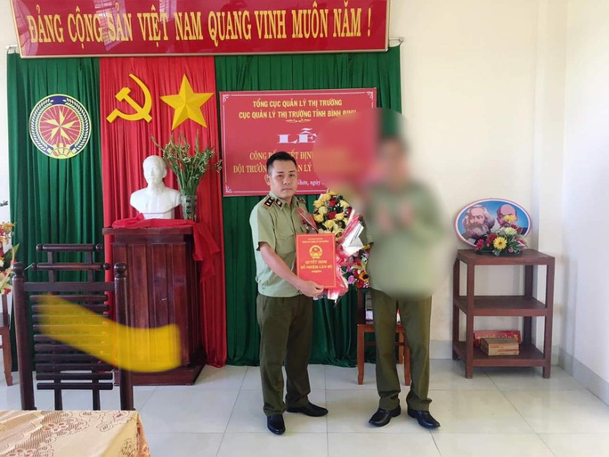 Ông Nguyễn Văn Danh (bên trái) trong lúc nhận quyết định bổ nhiệm giữ chức Đội trưởng Đội QLTT số 1.
