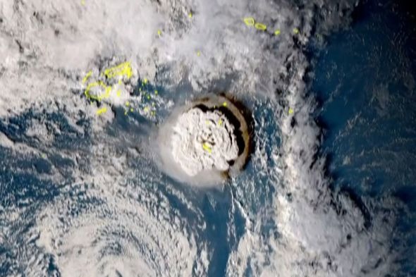 Vụ phun trào ở Tonga dữ dội đến mức người ta nghe thấy 'tiếng sấm lớn' ở Fiji cách đó hàng trăm nghìn km.