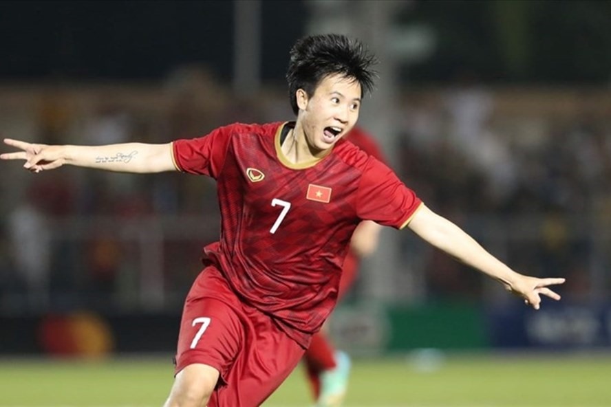 Tiền vệ Tuyết Dung ghi bàn thắng đẳng cấp từ một tình huống phạt góc, gỡ hoà cho tuyển nữ Việt Nam. Ảnh: AFC.
