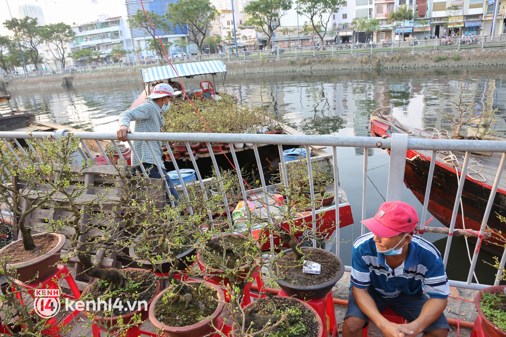 Chợ hoa trên bến dưới thuyền ở Sài Gòn đìu hiu ngày giáp Tết, người bán phải đốt vía xả xui - Ảnh 7.